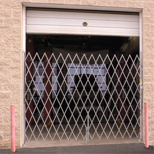 Barri&egrave;res de s&eacute;curit&eacute; galvanis&eacute;es repliables, Repliable simple fixe, 4' lo x 6' 6" h d&eacute;ploy&eacute; Sidevic Inc.
