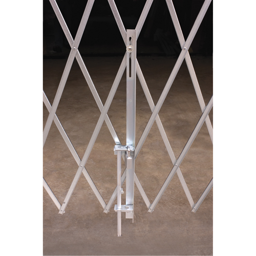 Barri&egrave;res de s&eacute;curit&eacute; galvanis&eacute;es repliables, Repliable simple fixe, 4' lo x 6' 6" h d&eacute;ploy&eacute; Sidevic Inc.