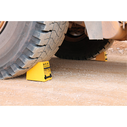 Cale de roue ultra-robuste pour l'exploitation mini&egrave;re Checkers Safety, PEHD, Jaune, 14-1/2" la x 17-1/2" p x 16" h Sidevic Inc.