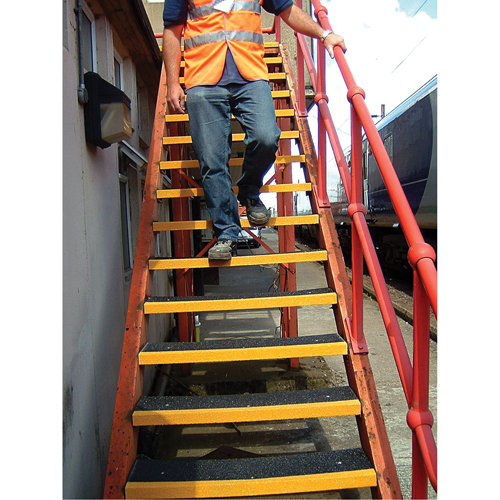 Rebords de marches antid&eacute;rapants Safestep, 10" la x 32" lo, Noir & jaune Sidevic Inc.