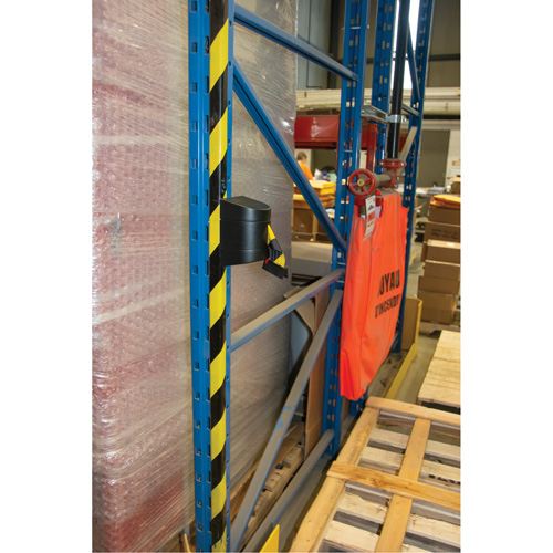 Barri&egrave;re murale magn&eacute;tique avec bande magn&eacute;tique, Plastique, Fixation magn&eacute;tique, 15', Ruban Noir et jaune Sidevic Inc.