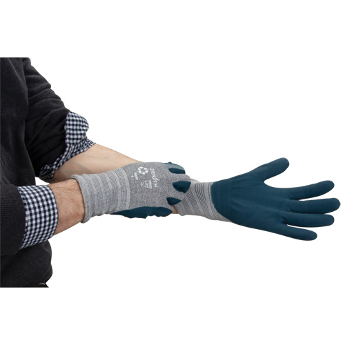 Gants &eacute;cologiques enduits et l&eacute;gers, 10, R&ecirc;vetement Mousse de nitrile, Calibre 15, Enveloppe en Polyester/rPET Sidevic Inc.