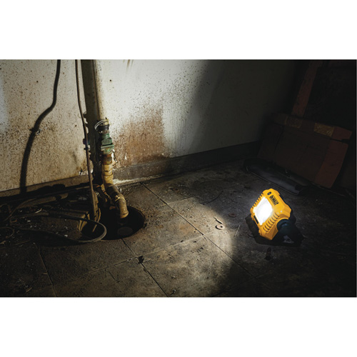 Lampe d'&eacute;clairage direct compact 12V/20V Max, DEL, 2000 Lumens Sidevic Inc.