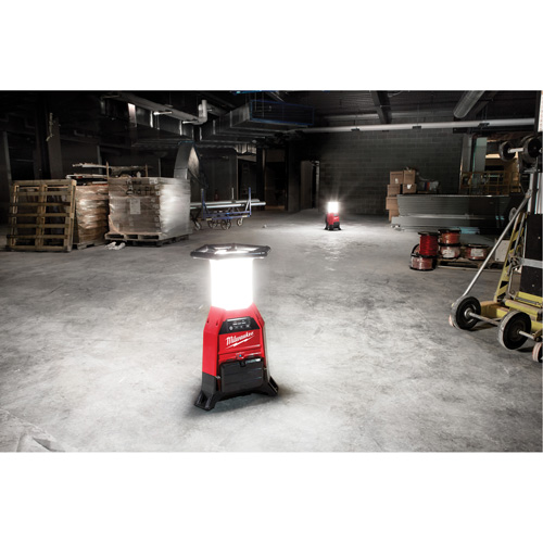 Lampe de chantier M18 Radius et chargeur avec One-Key, DEL, 4800/9000/2500 lumens, Boîtier en Plastique Sidevic Inc.