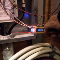 Testeur de tension sans contact avec thermom&egrave;tre &agrave; infrarouge Sidevic Inc.