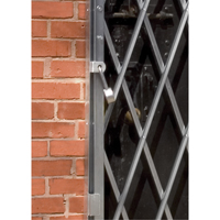 Barri&egrave;res de porte robustes, Simple, 4' lo x 5' 9" h d&eacute;ploy&eacute; Sidevic Inc.