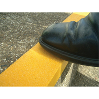 Rebords de marches antid&eacute;rapants Safestep, 2,75" la x 59" lo, Jaune Sidevic Inc.
