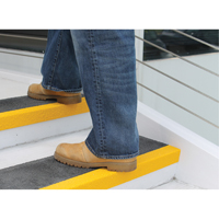 Rebords de marches antid&eacute;rapants Safestep, 13,5" la x 32" lo, Noir & jaune Sidevic Inc.