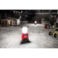 Lampe de chantier M18 Radius et chargeur avec One-Key, DEL, 4800/9000/2500 lumens, Boîtier en Plastique Sidevic Inc.